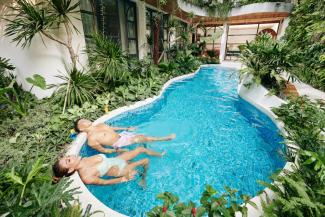 Couple on honeymoon at the Palm Beach Escapes.